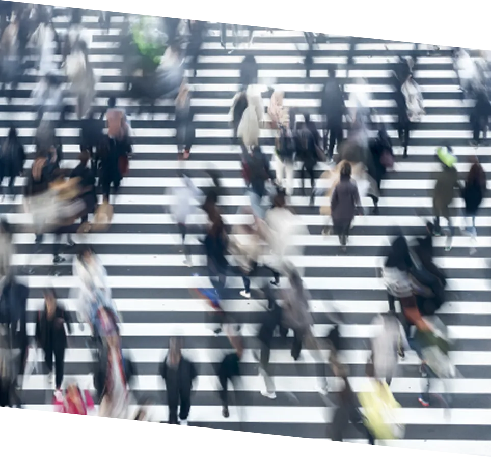 大きい横断歩道を歩いている人々