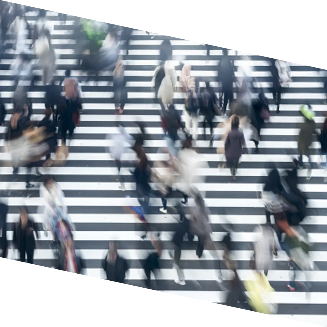 横断歩道を渡っている人々